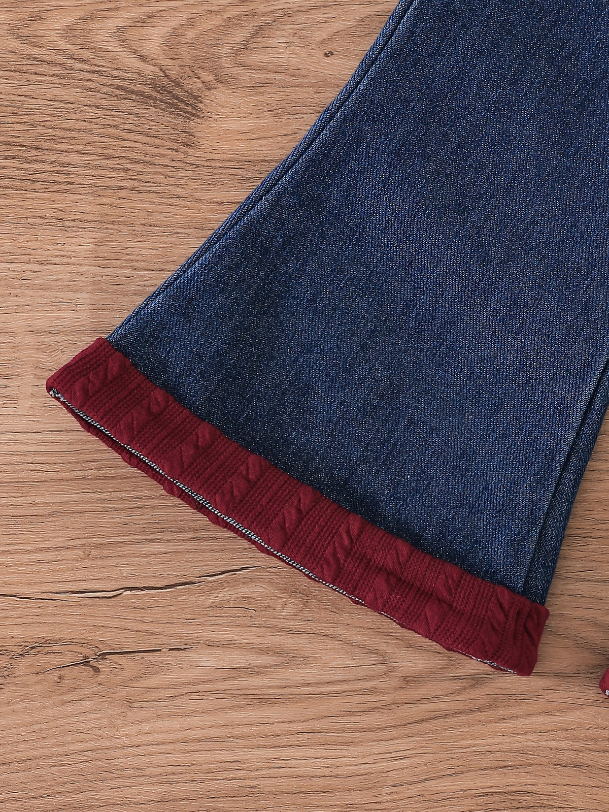 Conjunto de 2 Piezas para Niña: Camisa de Punto con Cuello y Volantes Rojos y Pantalón Largo Acampanado de Mezclilla (Estilo Invernal) (12M - 24M)