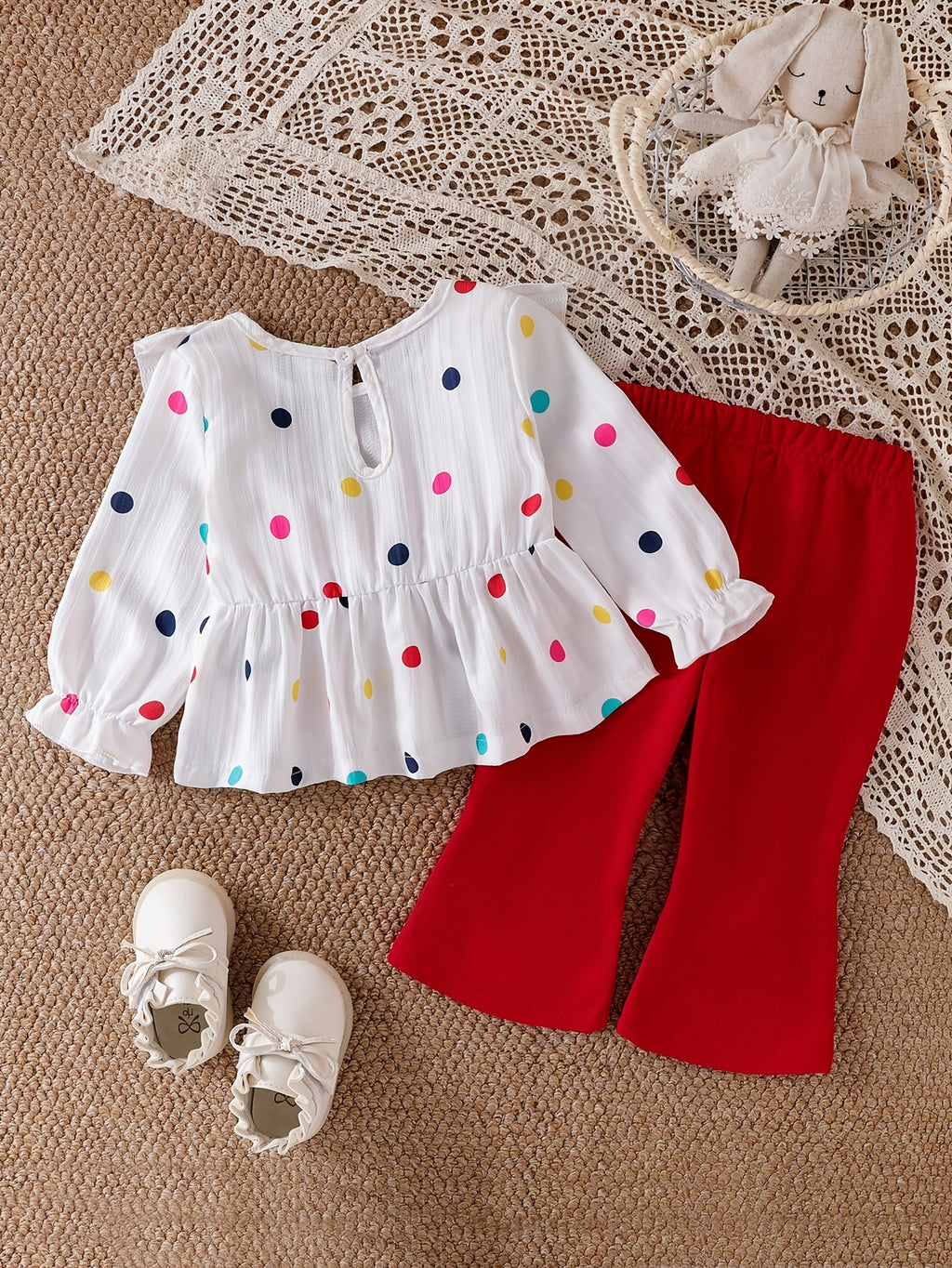 Conjunto de 2 Piezas para Niña: Blusa Blanca Texturizada con Lunares Multicolor y Lazo Rojo con Pantalón Acampanado Rojo (Solo 6-9M)