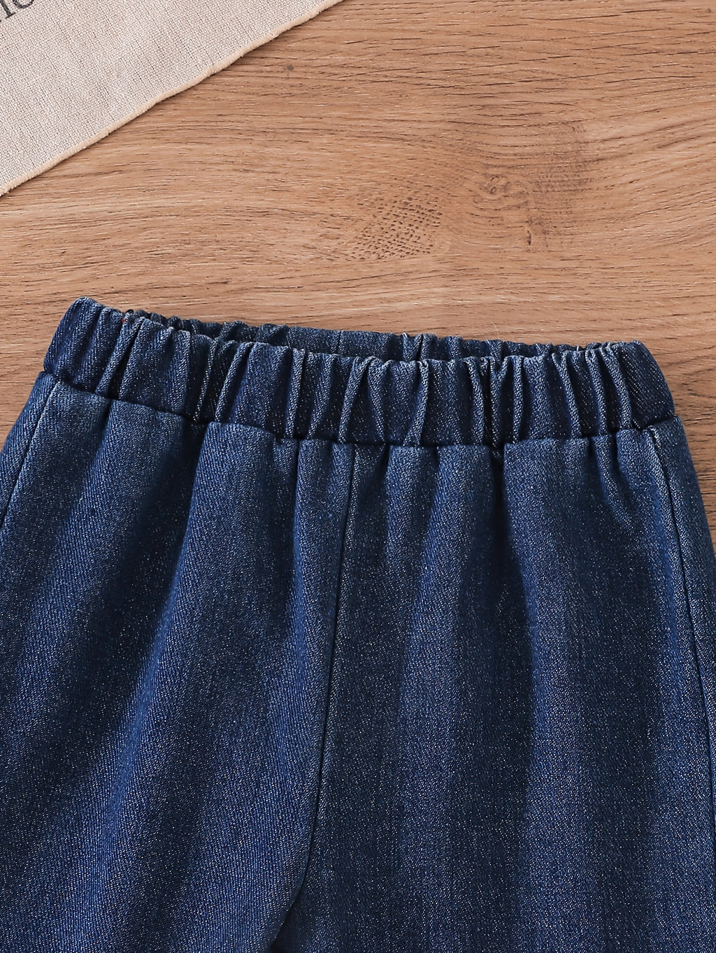 Conjunto de 2 Piezas para Niña: Camisa de Punto con Cuello y Volantes Rojos y Pantalón Largo Acampanado de Mezclilla (Estilo Invernal) (12M - 24M)