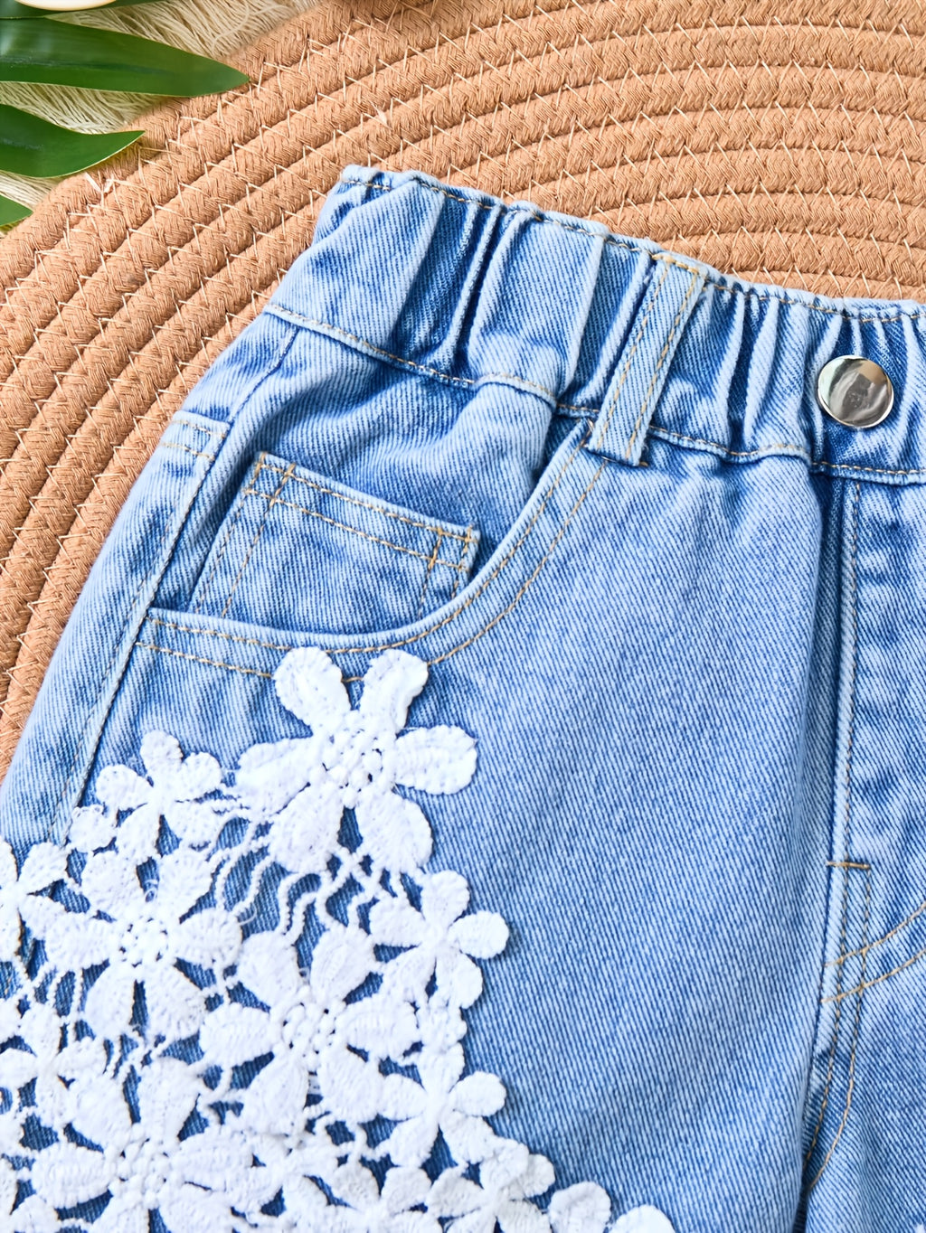 Shorts de Mezclilla para Niñas con Ribete de Encaje Floral y Cintura Completamente Elástica (Estilo Adorable y Versátil para Verano y Vacaciones) (Solo Talla 5Y)