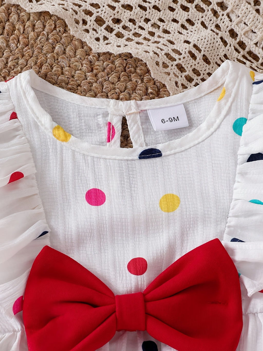 Conjunto de 2 Piezas para Niña: Blusa Blanca Texturizada con Lunares Multicolor y Lazo Rojo con Pantalón Acampanado Rojo (Solo 6-9M)