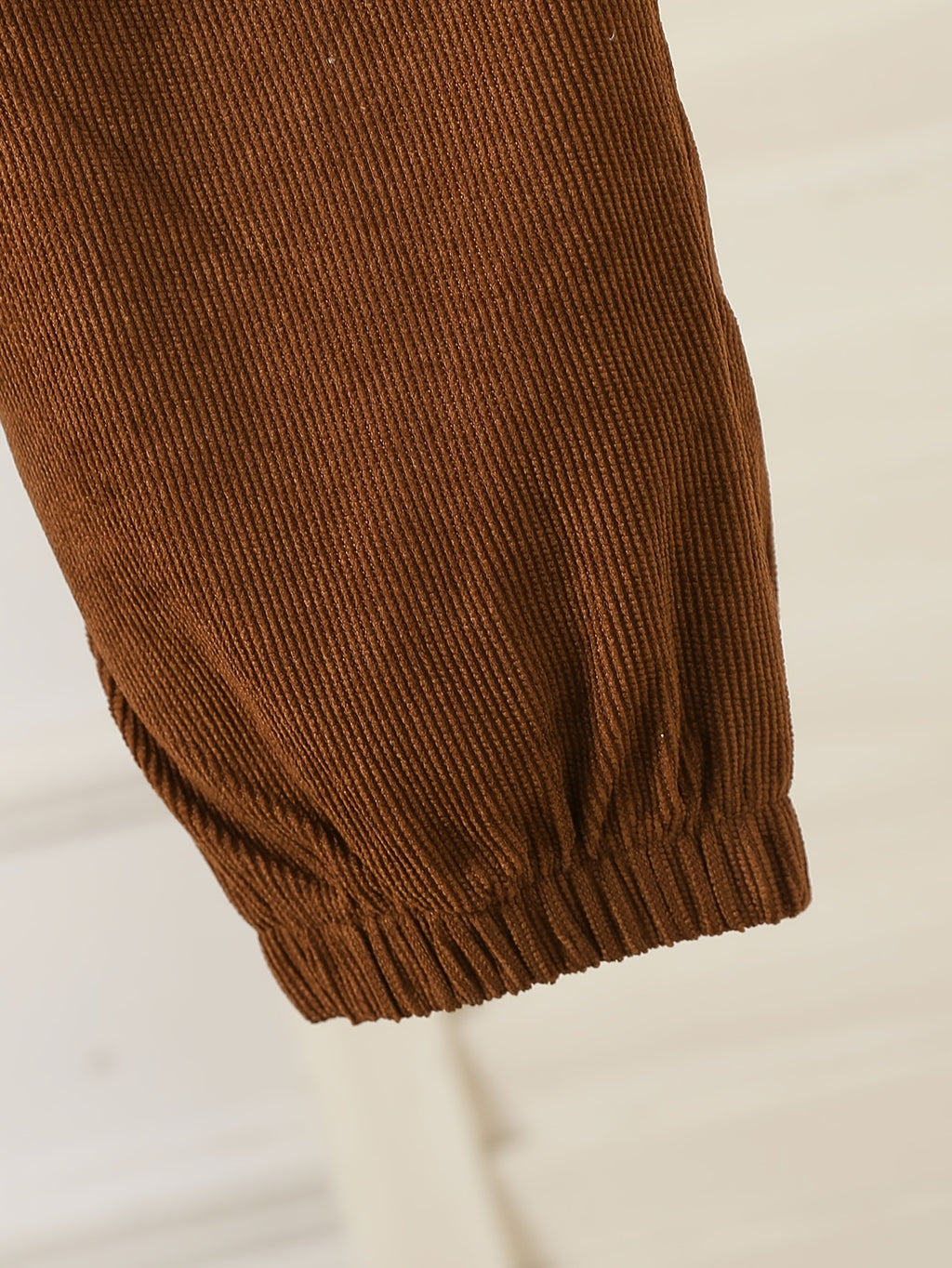 Conjunto de 2 Piezas para Niño con Camisa de Cuadros a Botones y Pantalón Casual Estilo Cargo en Color Marrón (Traje de Otoño Versátil y Cómodo) (4Y - 8Y)
