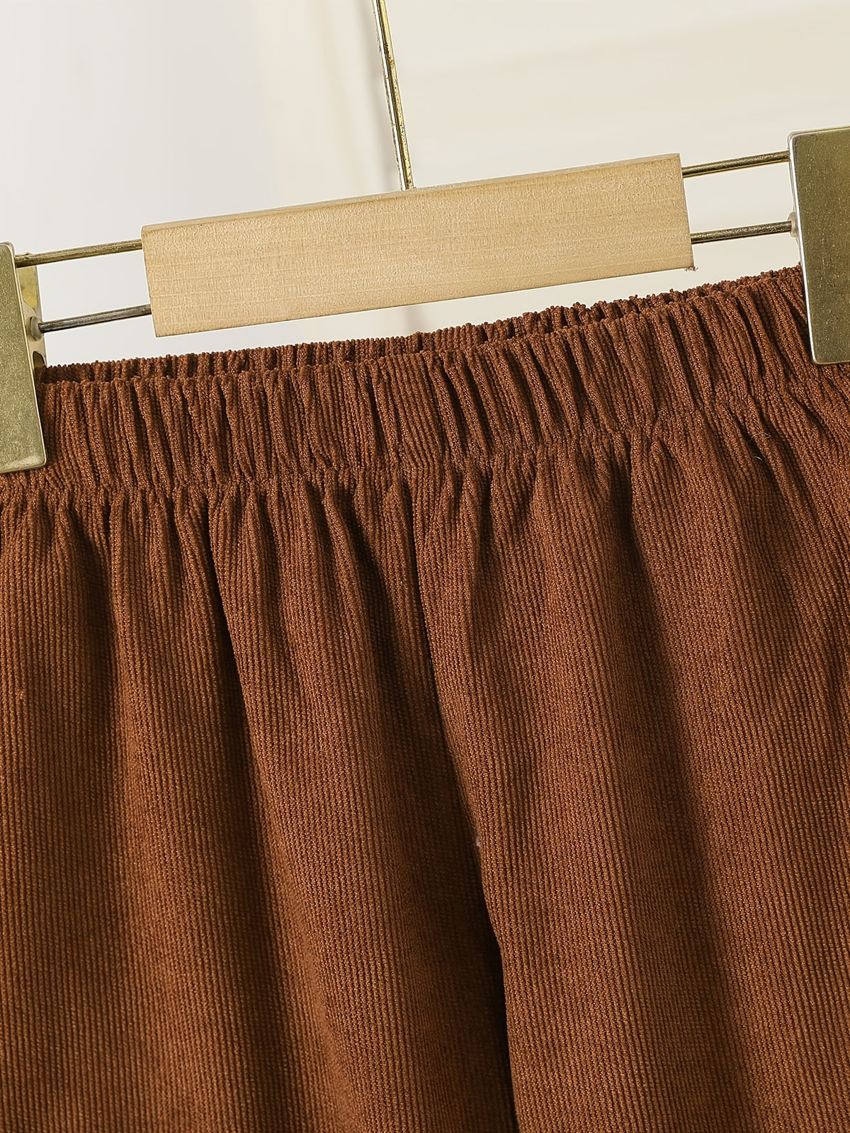 Conjunto de 2 Piezas para Niño con Camisa de Cuadros a Botones y Pantalón Casual Estilo Cargo en Color Marrón (Traje de Otoño Versátil y Cómodo) (4Y - 8Y)