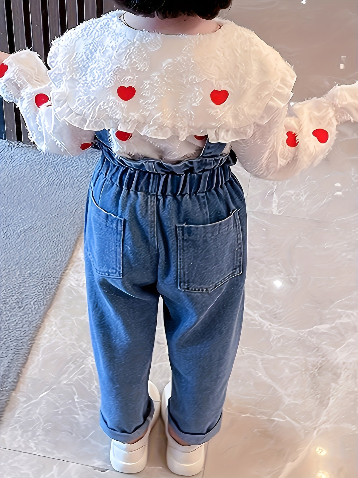 Conjunto de 2 Piezas para Niña: Blusa Blanca de Manga Larga con Estampado de Corazones y Cuello con Volantes con Overol de Mezclilla (9M - 4Y)