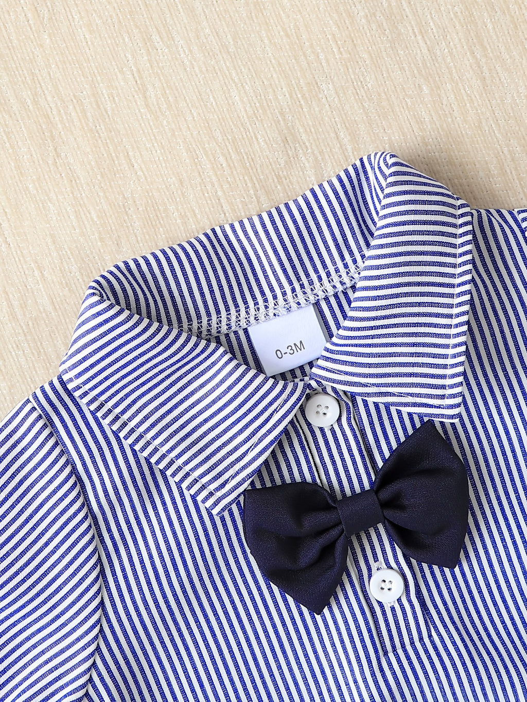 Conjunto Formal de 2 Piezas "Little Gentleman" para Bebé – Pañalero de Manga Larga a Rayas con Pajarita y Pantalón Azul Marino (Todas las Temporadas) (0M - 12M)
