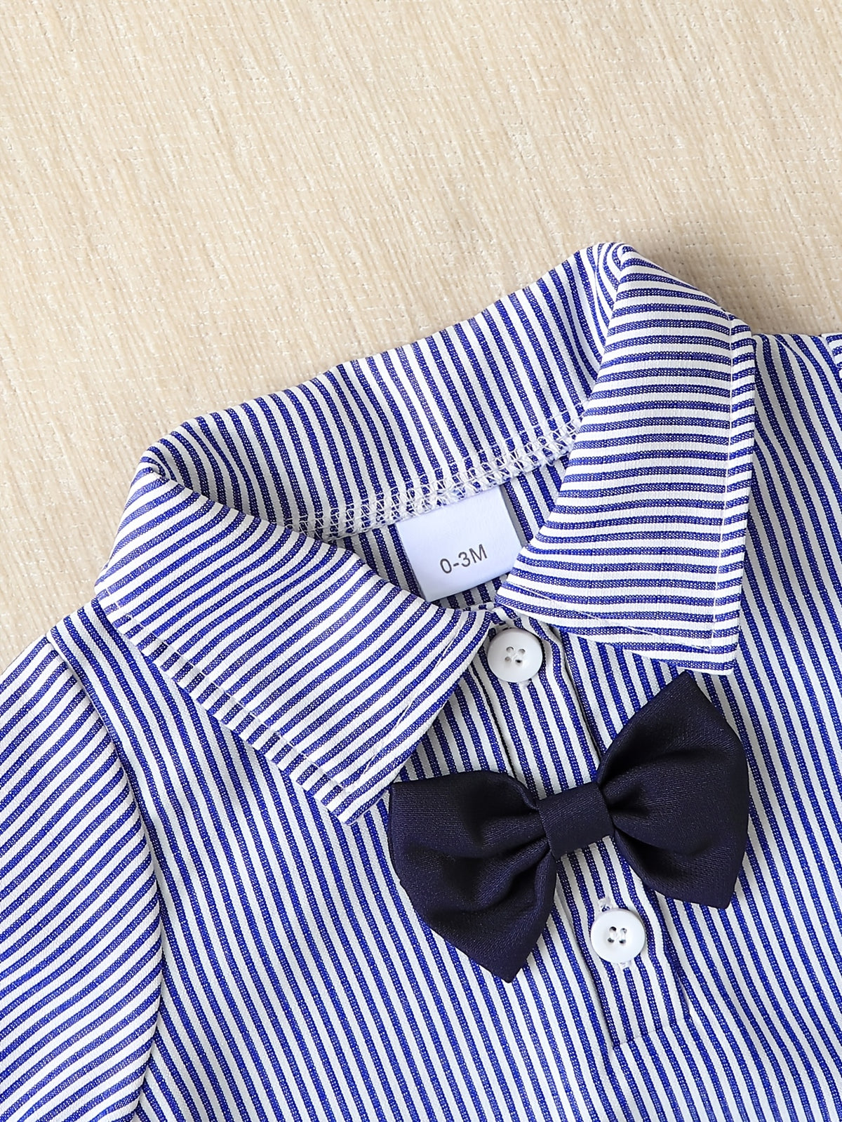 Conjunto Formal de 2 Piezas "Little Gentleman" para Bebé – Pañalero de Manga Larga a Rayas con Pajarita y Pantalón Azul Marino (Todas las Temporadas) (0M - 12M)