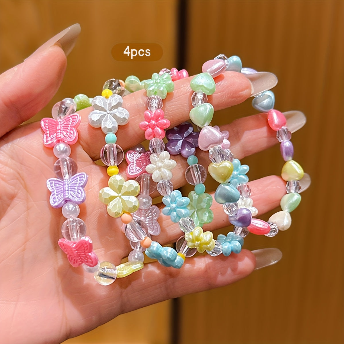Conjunto de 4 Pulseras Infantile de Cuentas con Dijes Coloridos de Mariposas, Flores y Corazones (Estilo Pastel)