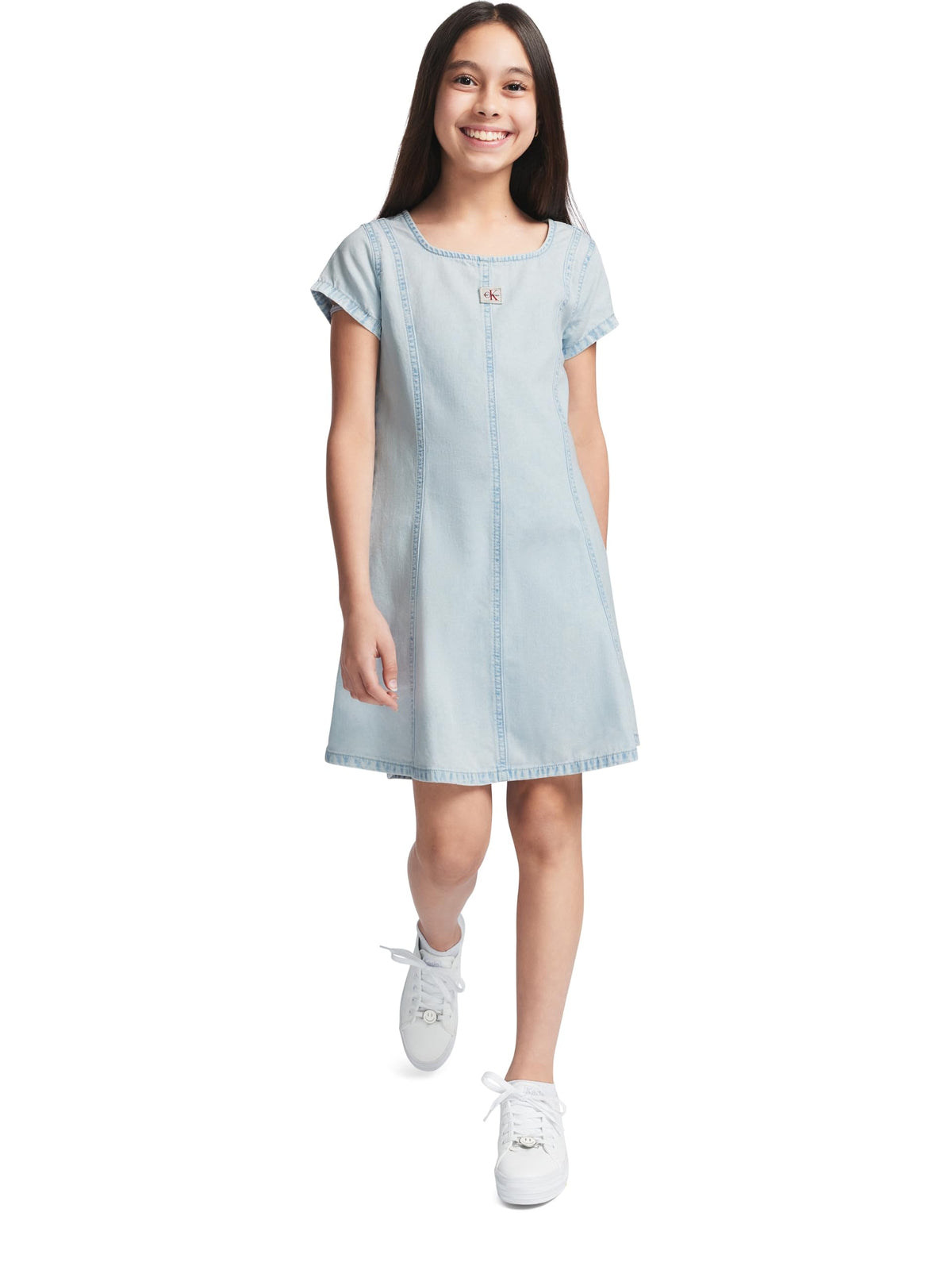Calvin Klein Jeans Vestido Denim Niña | Azul Blanqueado • Manga Casquillo • Parche Logo CKJ • Silueta Acampanada