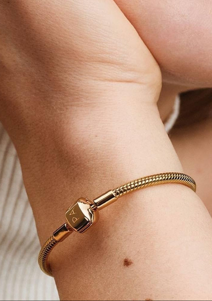 Pulsera PANDORA Moments Cadena Serpiente con Cierre de Barril · Baño de Oro