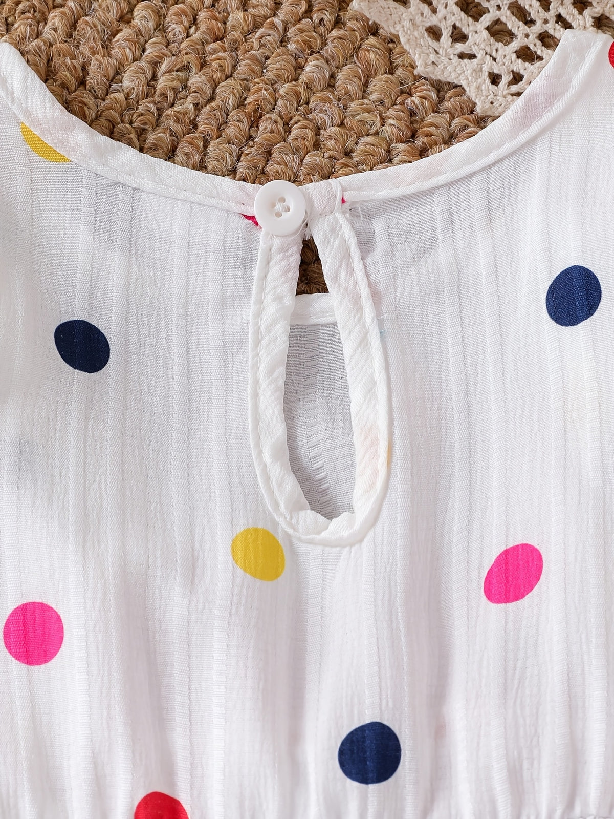 Conjunto de 2 Piezas para Niña: Blusa Blanca Texturizada con Lunares Multicolor y Lazo Rojo con Pantalón Acampanado Rojo (Solo 6-9M)