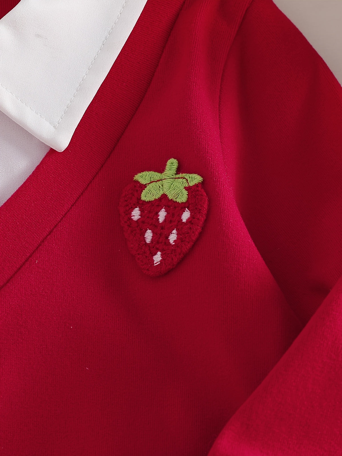 Conjunto de 2 Piezas para Niña: Top Rojo Estilo Falso Dos Piezas con Cuello en V y Jeans con Bordado de Fresas (Estilo Preppy) (6M - 3Y)