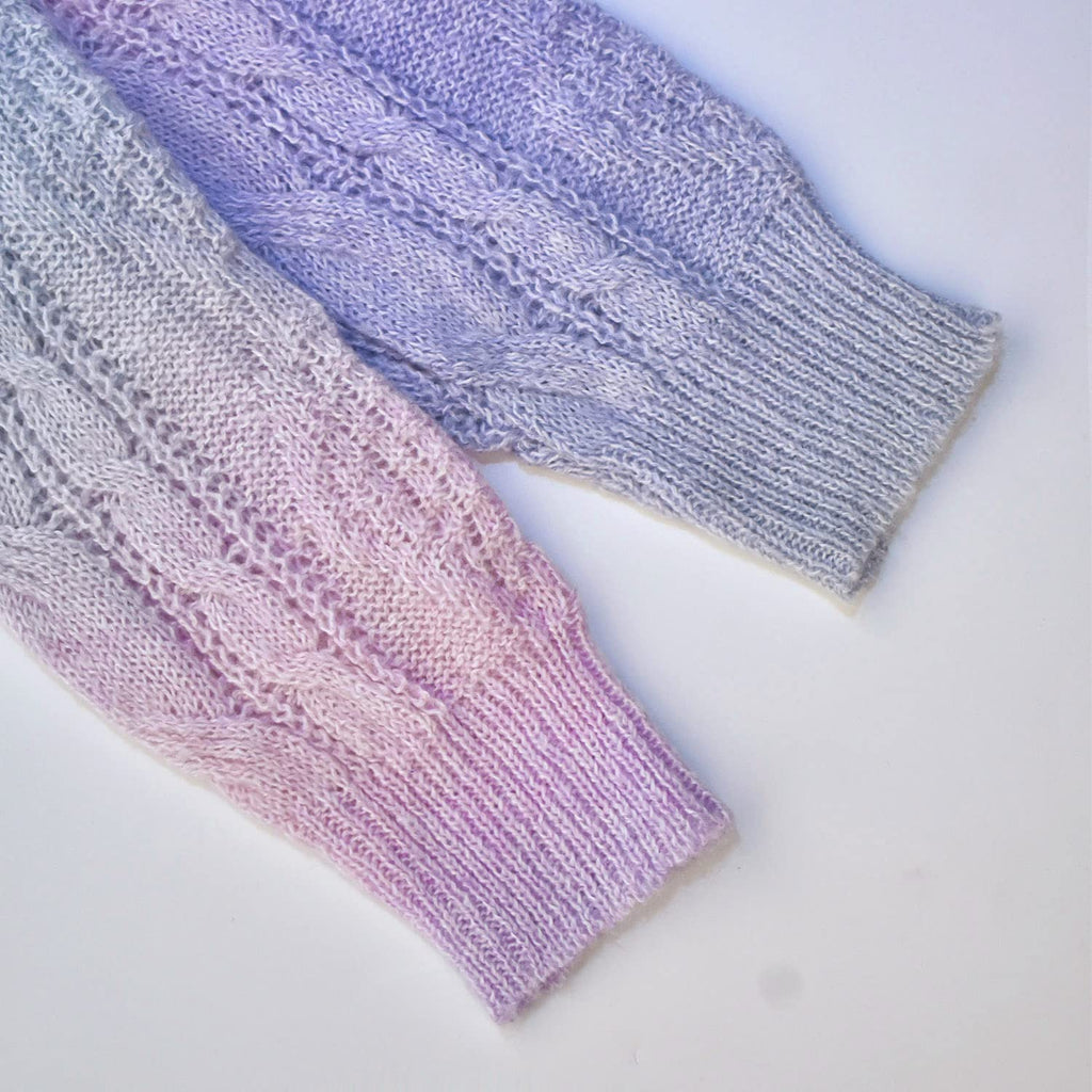 Conjunto 2 Piezas para Niña: Suéter Lavanda Trenzado con Flores 3D Plumeria y Jeans Jogger con Mariposas y Flores Bordadas
