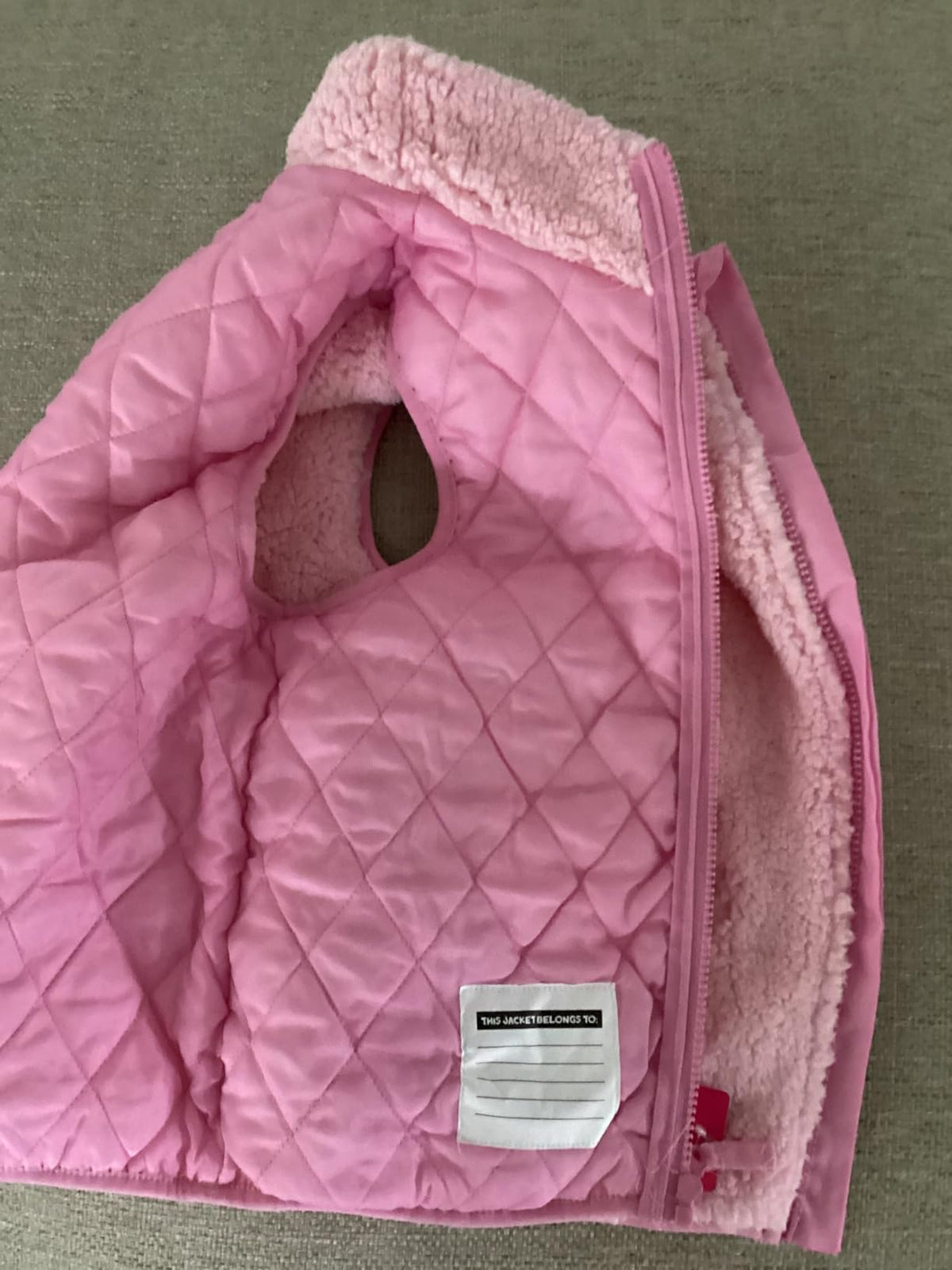 Chaleco Sherpa Barbie Oficial | Piel Oveja Sintética + Parches Felpilla “B” + Cuello Alto | Niña Rosa (5-16 Años)