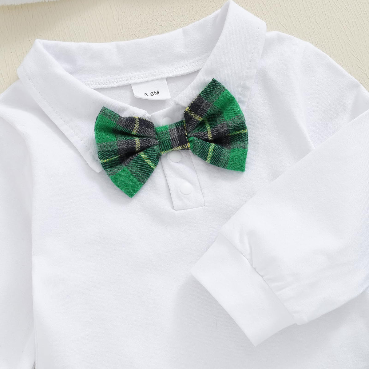 Little Gentleman Verde | Conjunto Navideño Bebé Niño Mameluco Blanco + Pantalon Tirantes Cuadros + Gorro