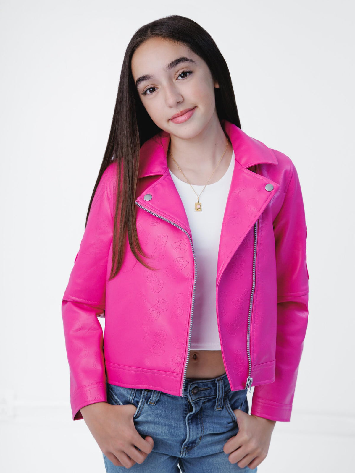 Chaqueta Moto Barbie Oficial | Cuero Sintético Iridiscente + Cremallera Asimétrica + Patrón “B” Grabado | Niña Fucsia (4-16T)