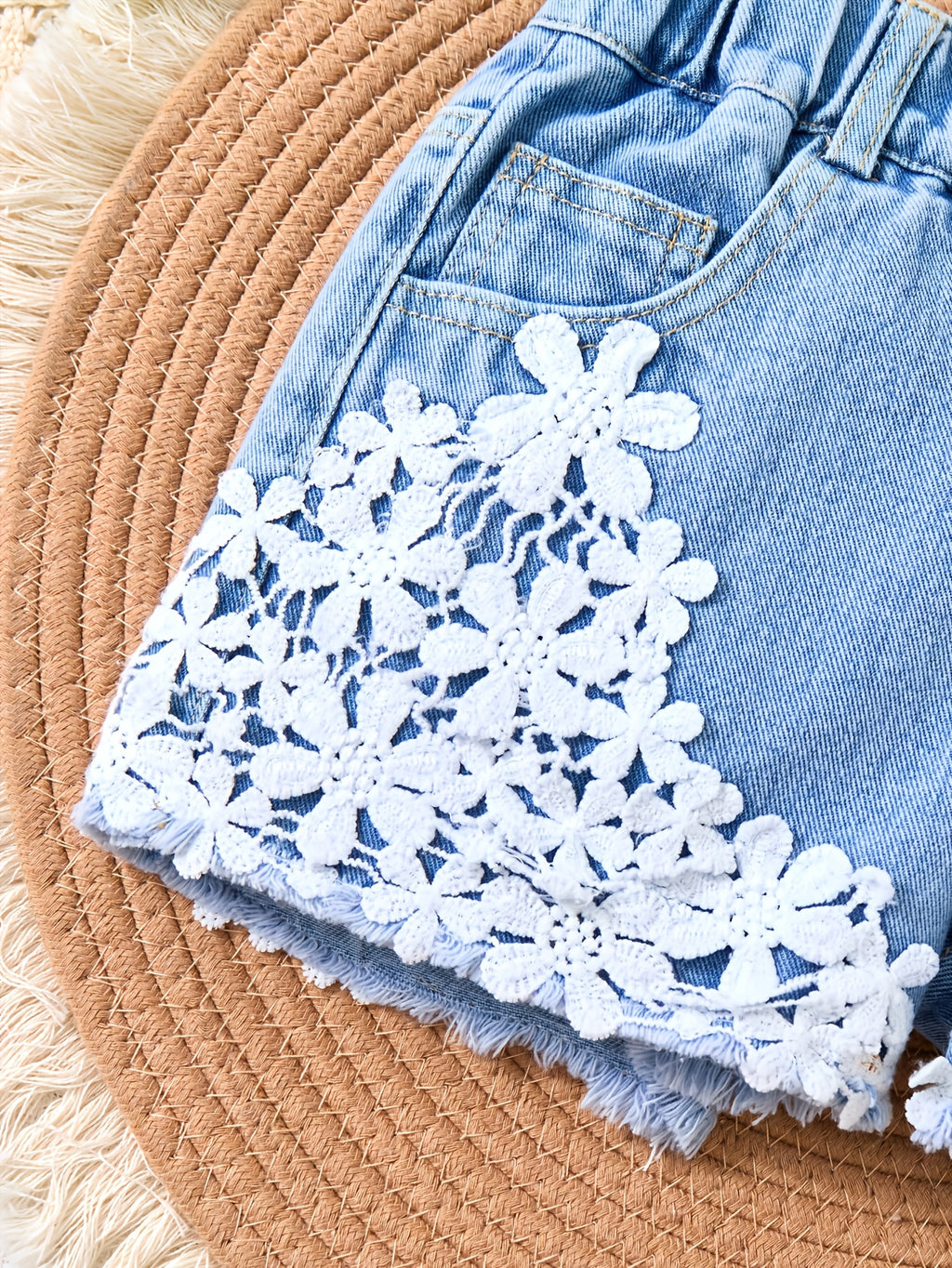 Shorts de Mezclilla para Niñas con Ribete de Encaje Floral y Cintura Completamente Elástica (Estilo Adorable y Versátil para Verano y Vacaciones) (Solo Talla 5Y)