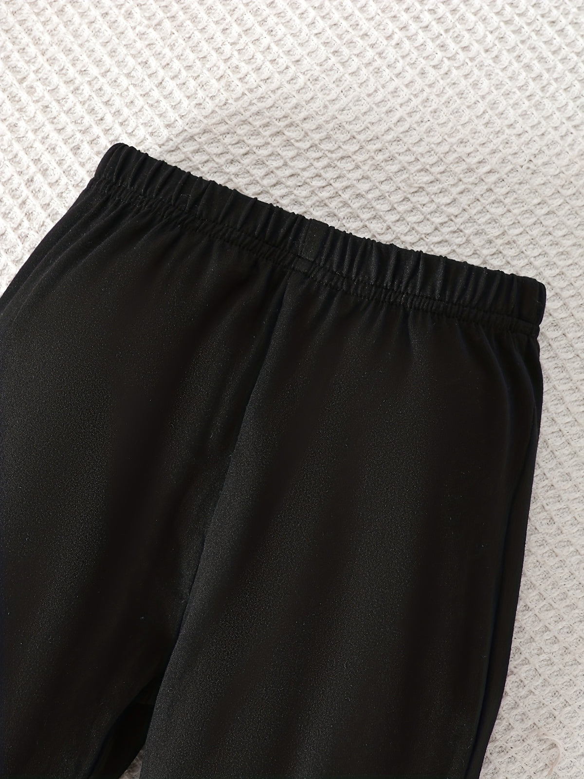 Conjunto Navideño de 2 Piezas para Bebé Niña: Blusa de Manga Larga a Cuadros Rojos con Lazo Negro y Pantalón Largo (Ideal para Fiestas y Otoño/Invierno) (6M - 3Y)