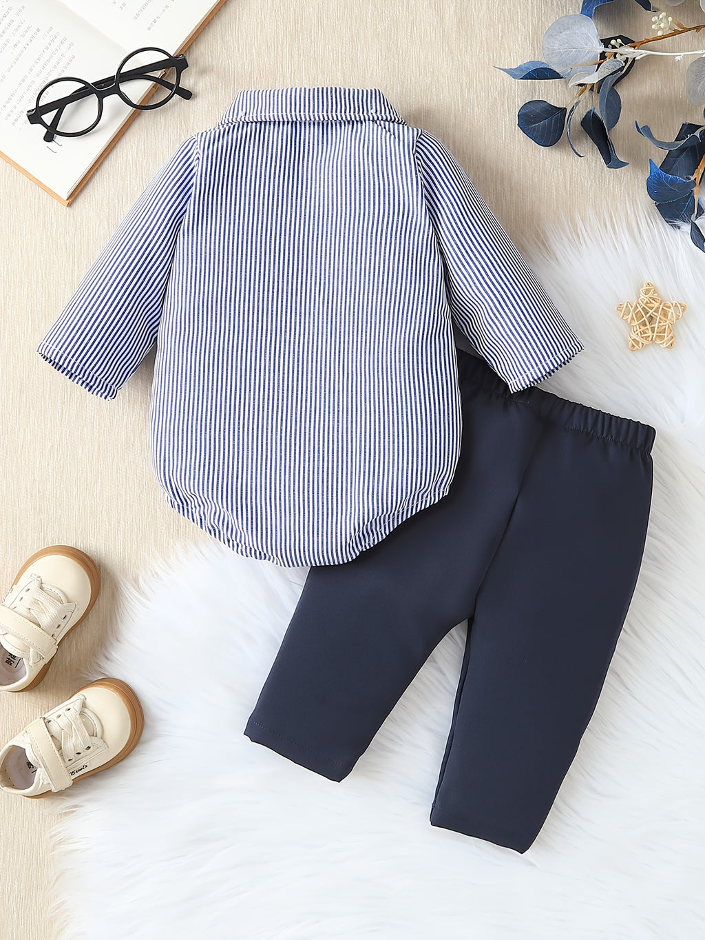 Conjunto Formal de 2 Piezas "Little Gentleman" para Bebé – Pañalero de Manga Larga a Rayas con Pajarita y Pantalón Azul Marino (Todas las Temporadas) (0M - 12M)