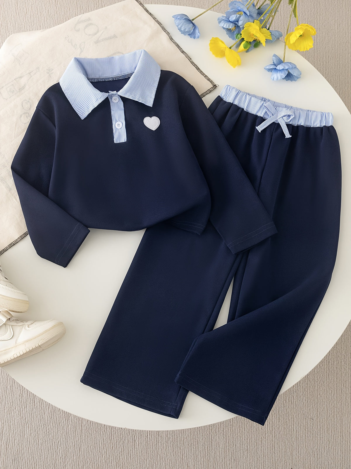 Conjunto de 2 Piezas para Niña: Camiseta Azul Marino de Manga Larga con Cuello Polo y Parche de Corazón con Pantalón Recto a Juego (5 - 7Y)