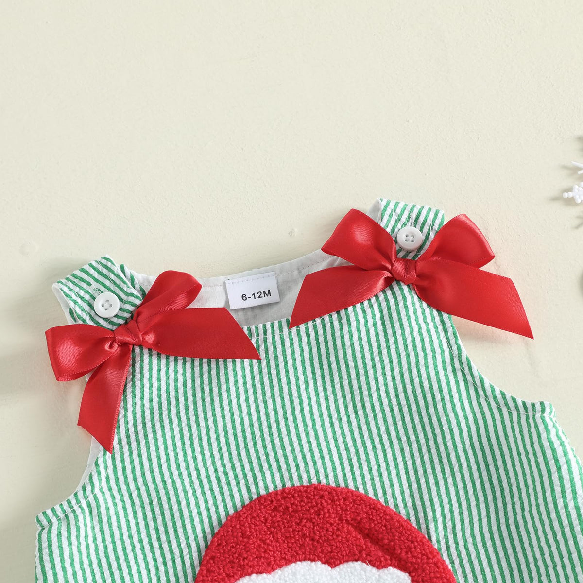Santa Seersucker Green Girl | Vestido Rayas Verde/Blanco Niña — Sin Mangas + Cuello Redondo + Aplicación Papa Noel 3D + Lazos Rojos