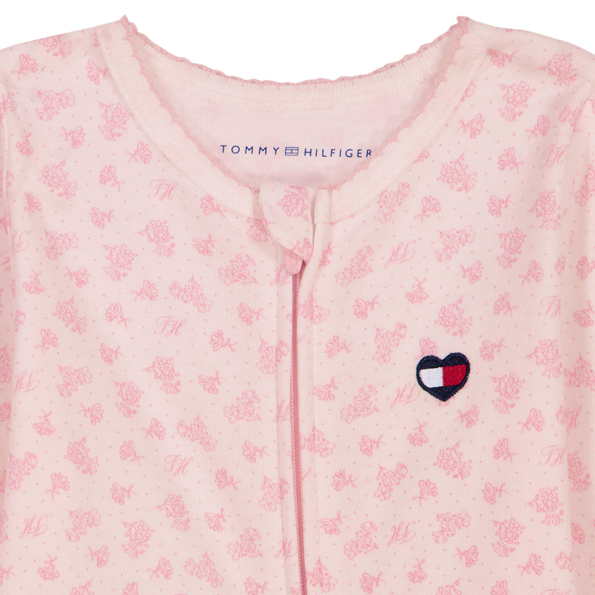Mono con Pies Manga Larga Tommy Hilfiger | Florecitas Tono a Tono + Corazón Bordado | Rosa Palo | Bebé/Niña  (0M - 9M)