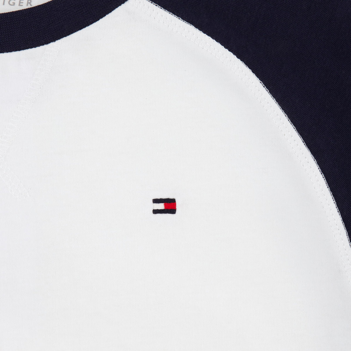 Tommy Hilfiger | Camiseta Niño Manga Larga Raglan Baseball Bicolor Logo Bandera Bordado 100% Algodón Blanco Azul Marino (8-16T)