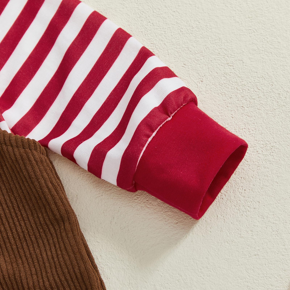 Gingerbread Pudding Boy Set | Conjunto 3 Piezas Bebé — Body Rayas Rojo + Overol Pana Café + Moño Rojo + Gorro Pudding