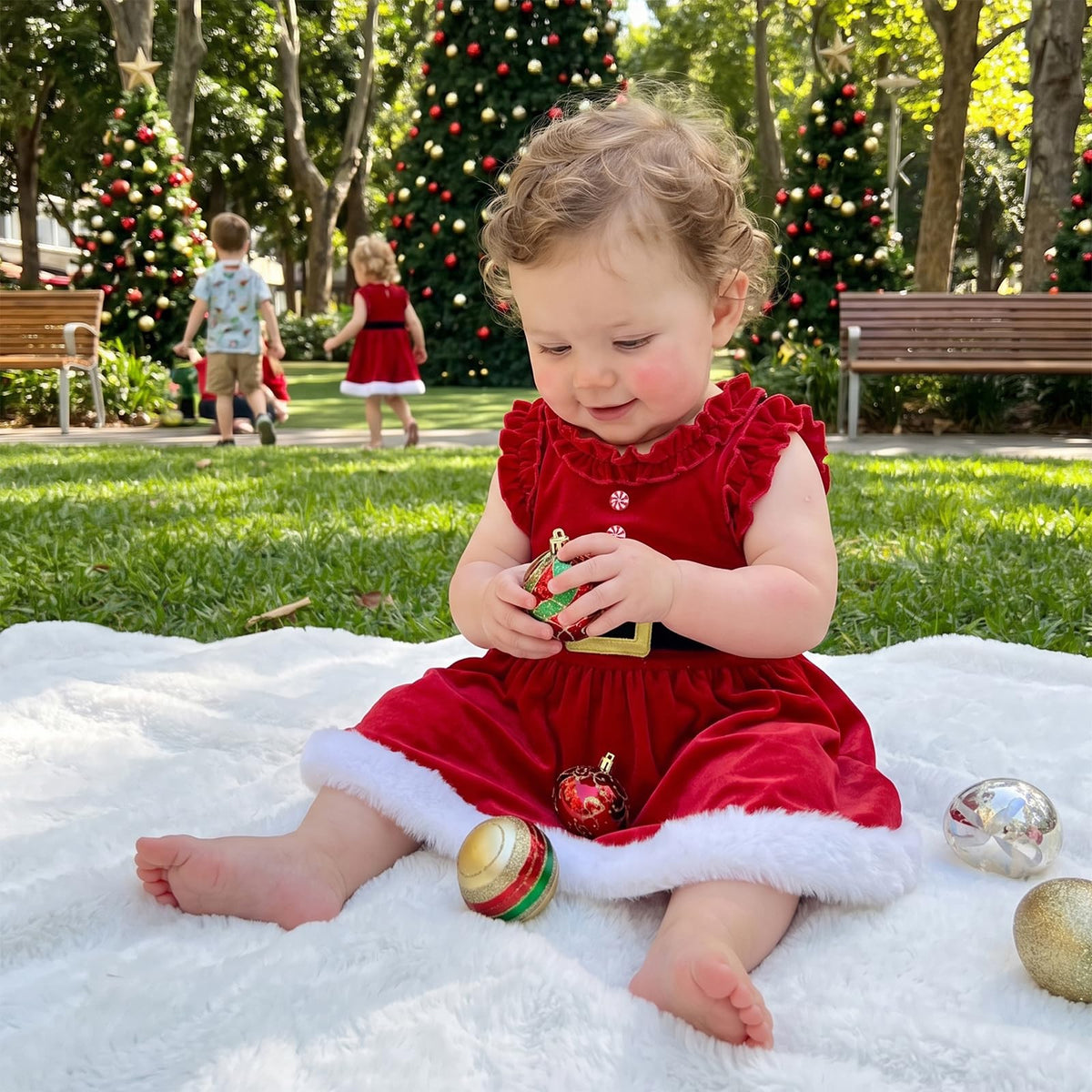 Santa Velvet Dress | Vestido Navideño Terciopelo Rojo Niña — Cuello Volantes + Botones Menta + Cintón + Ribete Piel Blanca