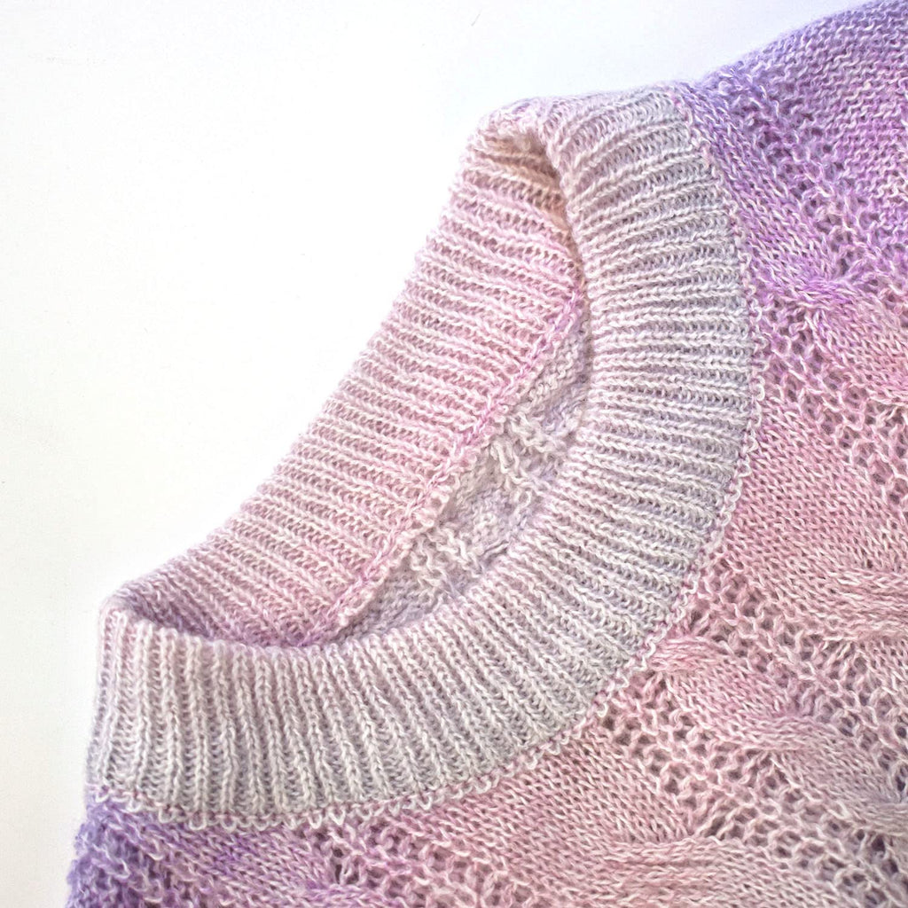 Conjunto 2 Piezas para Niña: Suéter Lavanda Trenzado con Flores 3D Plumeria y Jeans Jogger con Mariposas y Flores Bordadas