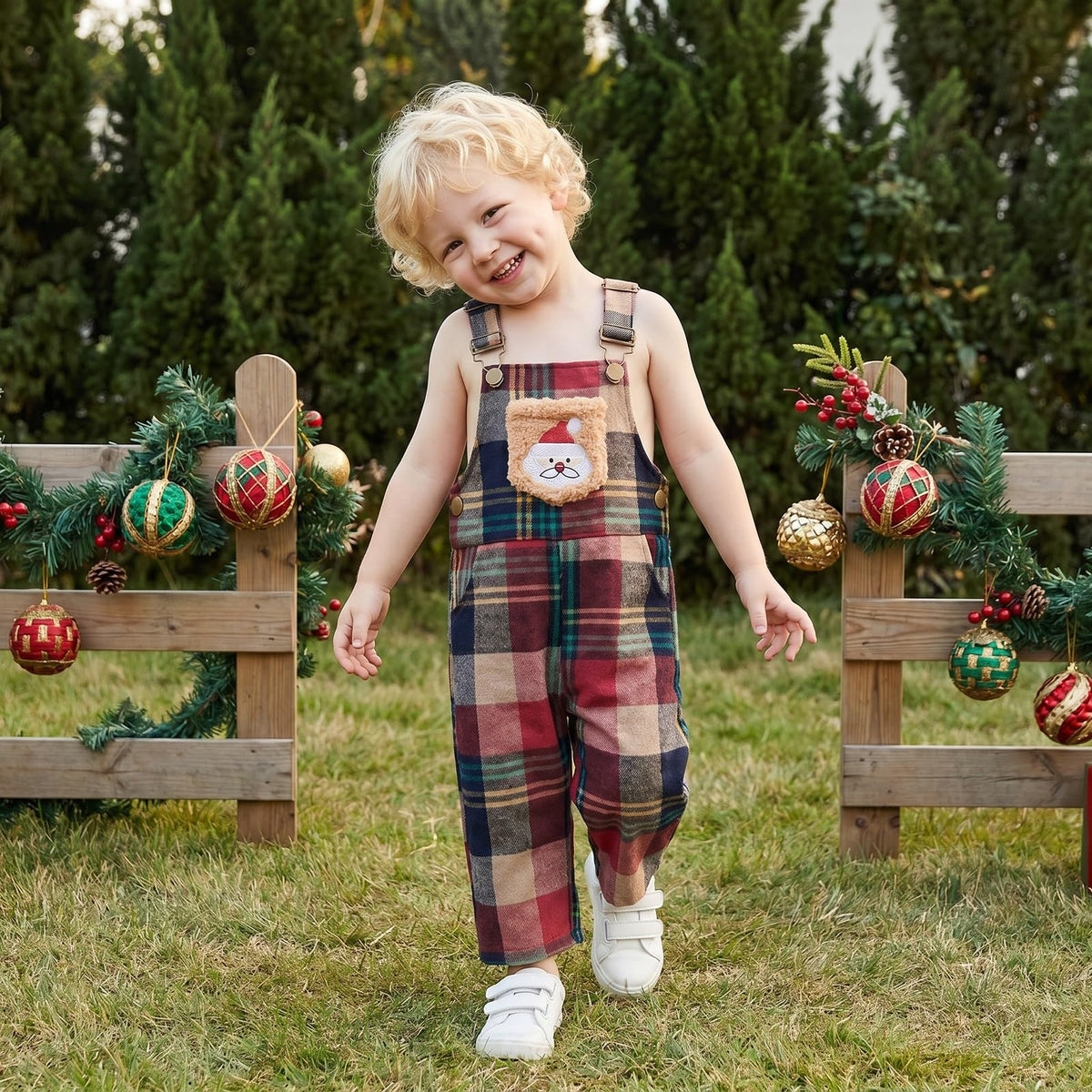 Santa Plaid Overol Navideño Niño | Peto Cuadros Rojo/Navy + Papa Noel Bordado + Tirantes Ajustables — Bebé y Niño