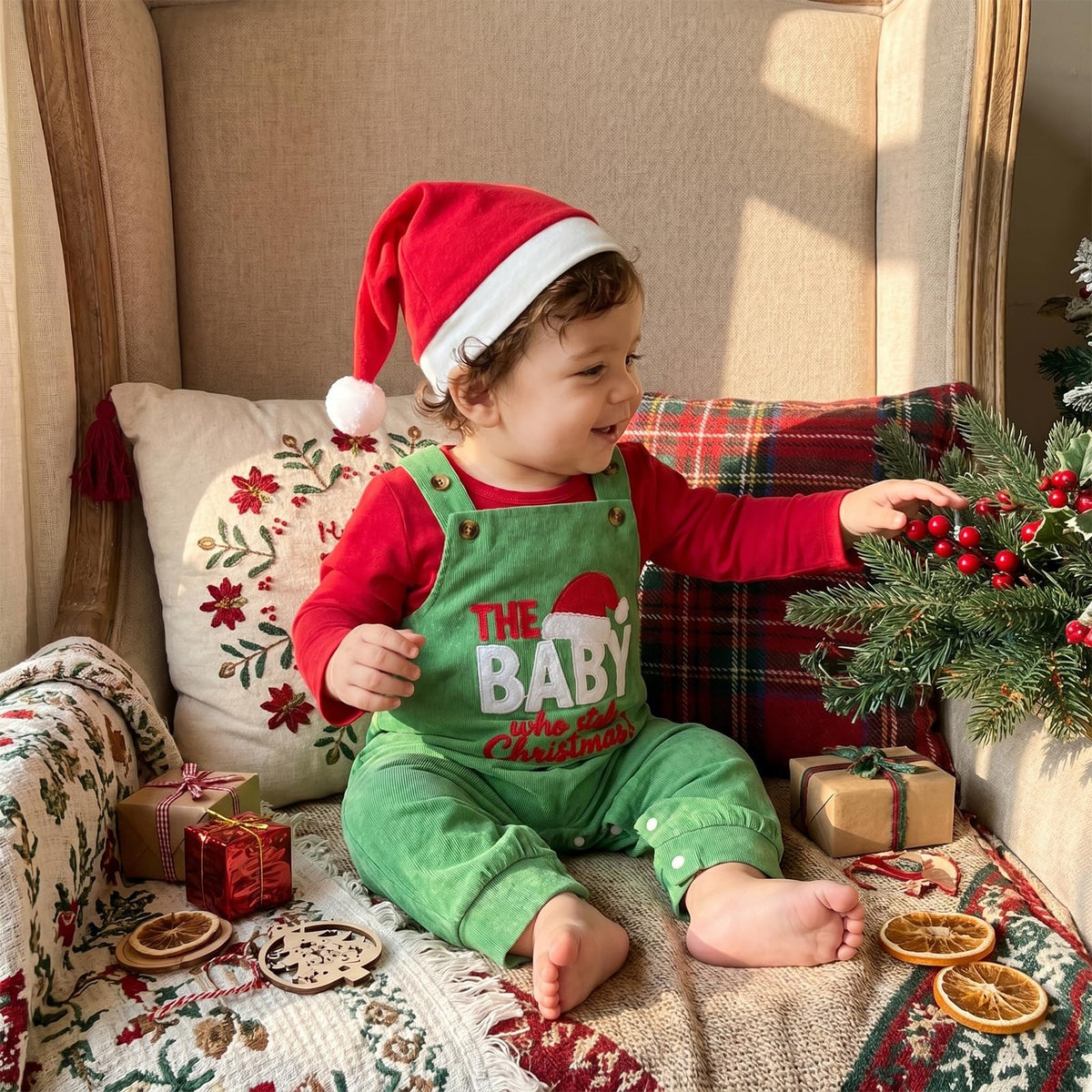 The Baby Who Stole Christmas Red | Conjunto 3 Piezas Bebé — Body Rojo + Overol Verde + Gorro Papa Noel