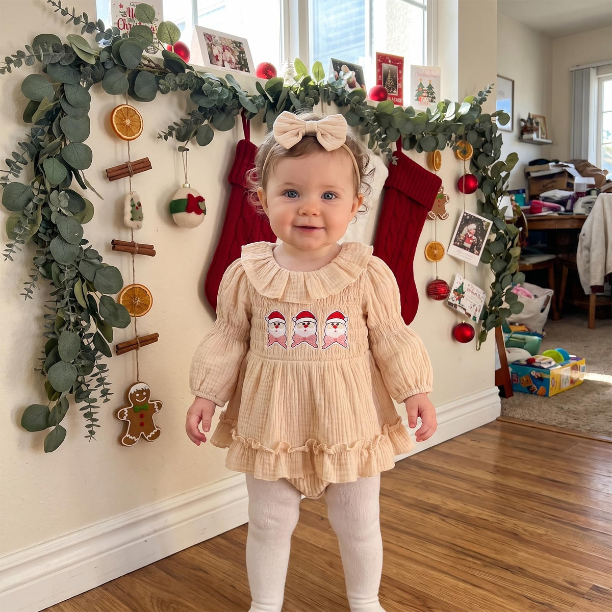 Santa Smocked Romper Beige | Mameluco Vestido Crema Bebé Niña — Cuello Muñeca + Mangas Abombadas + Papa Noel Bordado + Diadema