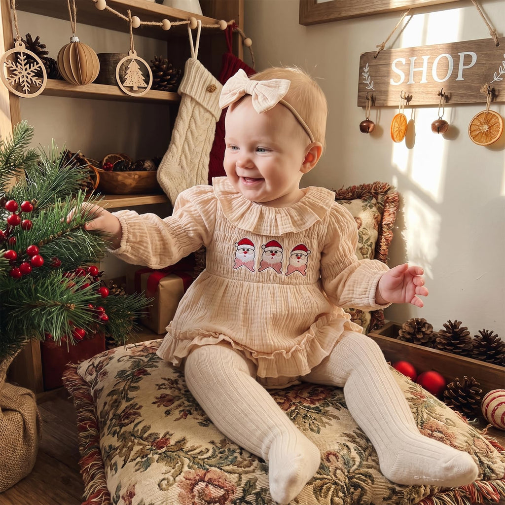 Santa Smocked Romper Beige | Mameluco Vestido Crema Bebé Niña — Cuello Muñeca + Mangas Abombadas + Papa Noel Bordado + Diadema