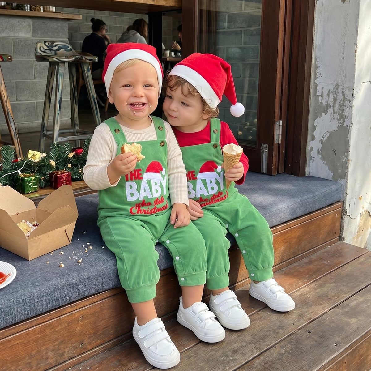The Baby Who Stole Christmas | Conjunto 3 Piezas Bebé — Body Crema + Overol Verde + Gorro Papa Noel