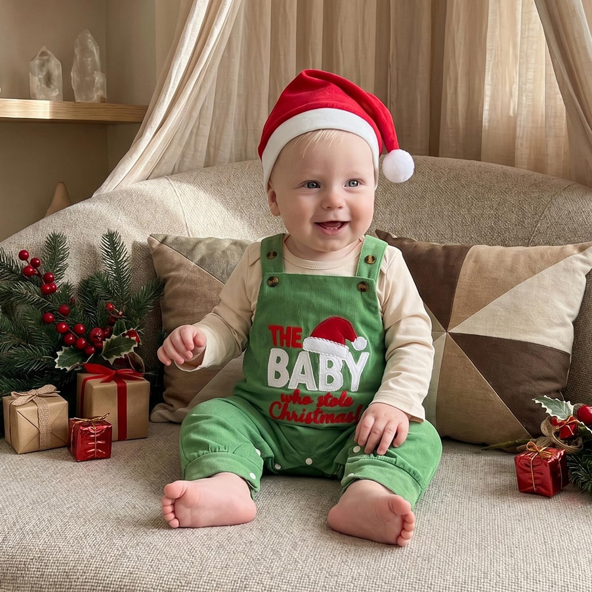 The Baby Who Stole Christmas | Conjunto 3 Piezas Bebé — Body Crema + Overol Verde + Gorro Papa Noel