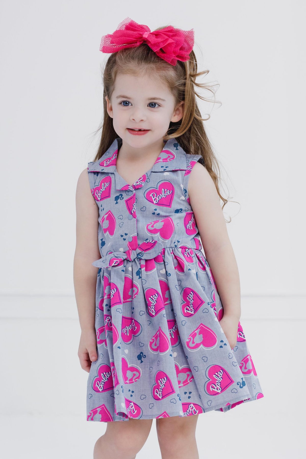 Vestido Barbie Niña | 100% Algodón + Chambray All-Over Corazones Fucsia + Camisero Sin Mangas | Azul/Rosa Licencia Oficial (2T - 16T)