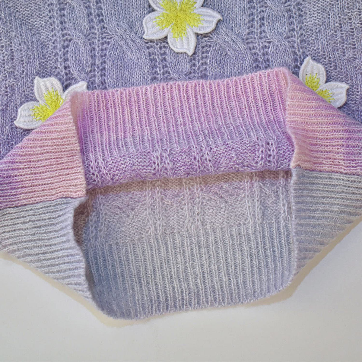 Conjunto 2 Piezas para Niña: Suéter Lavanda Trenzado con Flores 3D Plumeria y Jeans Jogger con Mariposas y Flores Bordadas