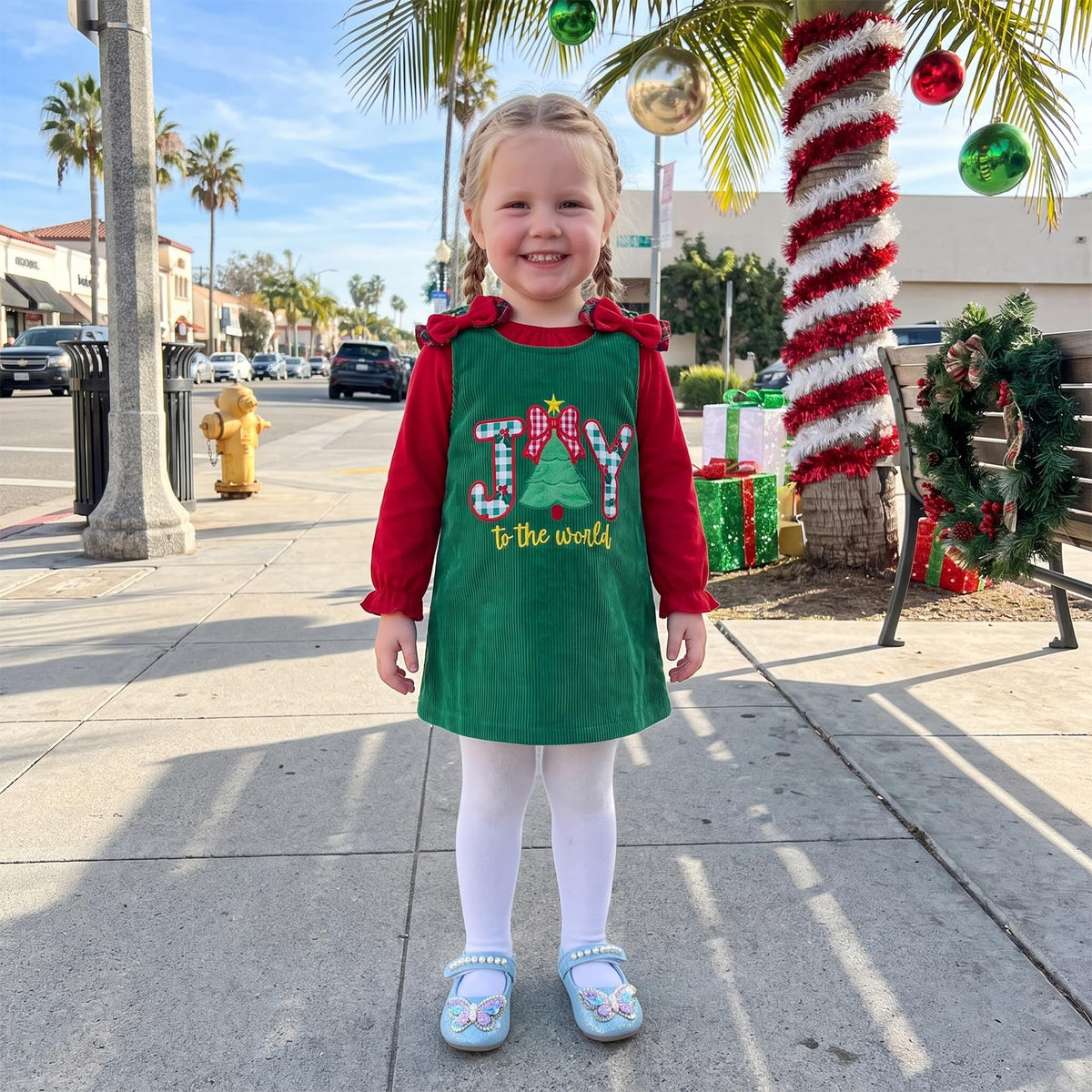 Joy to the World Girl Set | Conjunto 2 Piezas Niña — Blusa Roja Volantes + Vestido Pana Verde + JOY Bordado + Moños Cuadros
