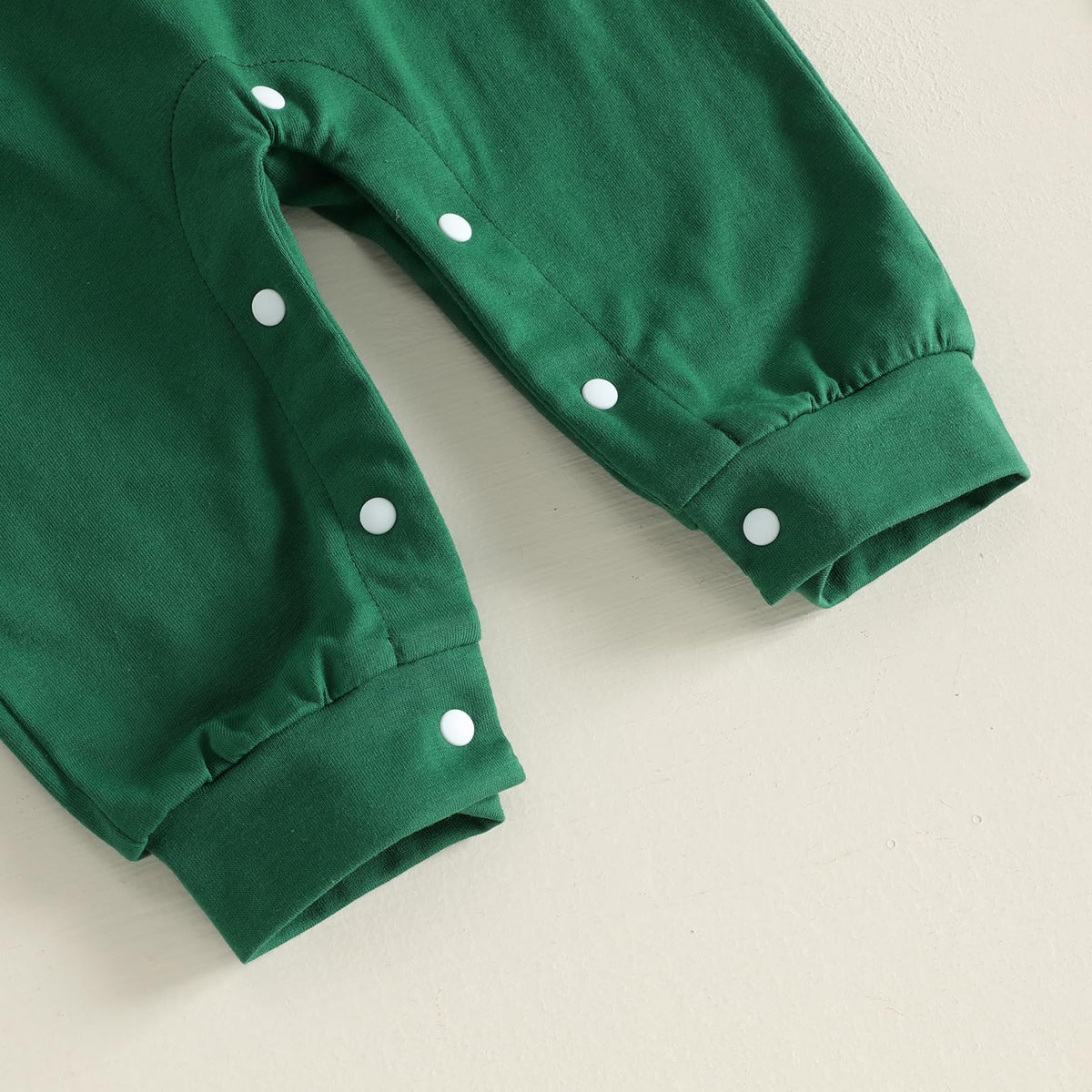 Christmas Green Newborn Set | Conjunto 3 Piezas Bebé — Body Rayas Verde + Overol Verde + Aplicaciones Navideñas + Gorro Nudo