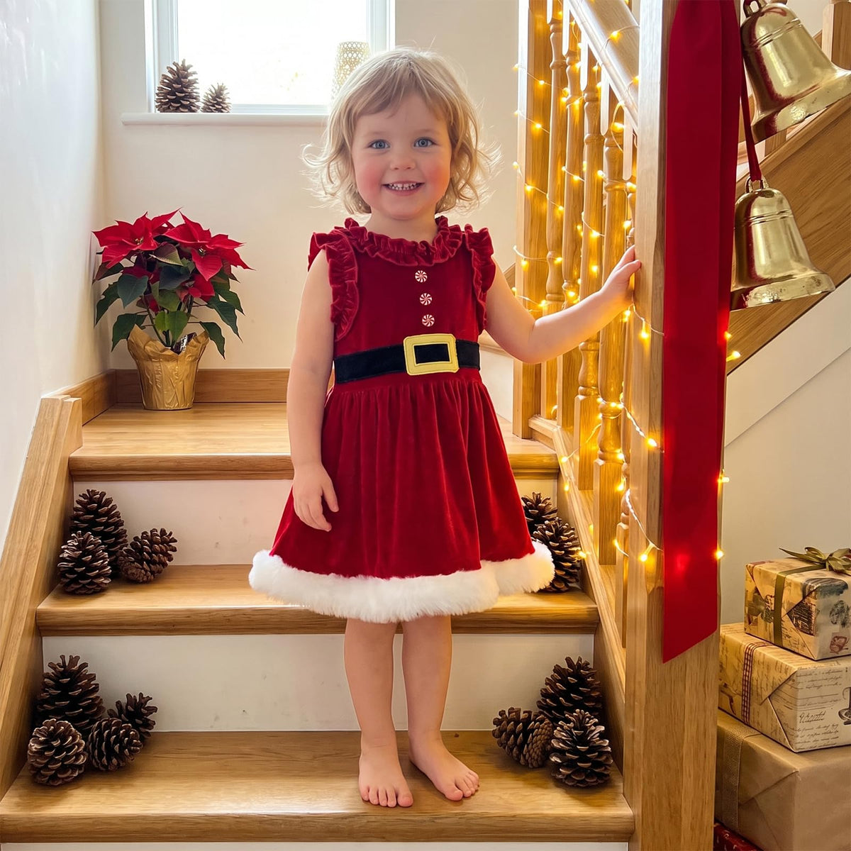 Santa Velvet Dress | Vestido Navideño Terciopelo Rojo Niña — Cuello Volantes + Botones Menta + Cintón + Ribete Piel Blanca