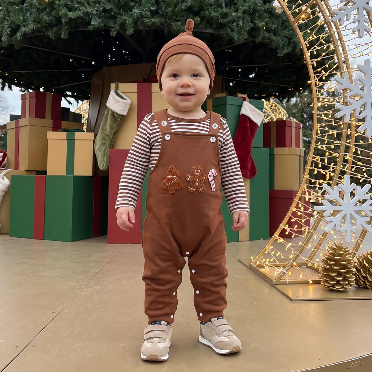 Gingerbread Cookie Newborn Set | Conjunto 3 Piezas Bebé — Body Rayas Café + Overol Café + Galleta de Jengibre + Gorro Nudo