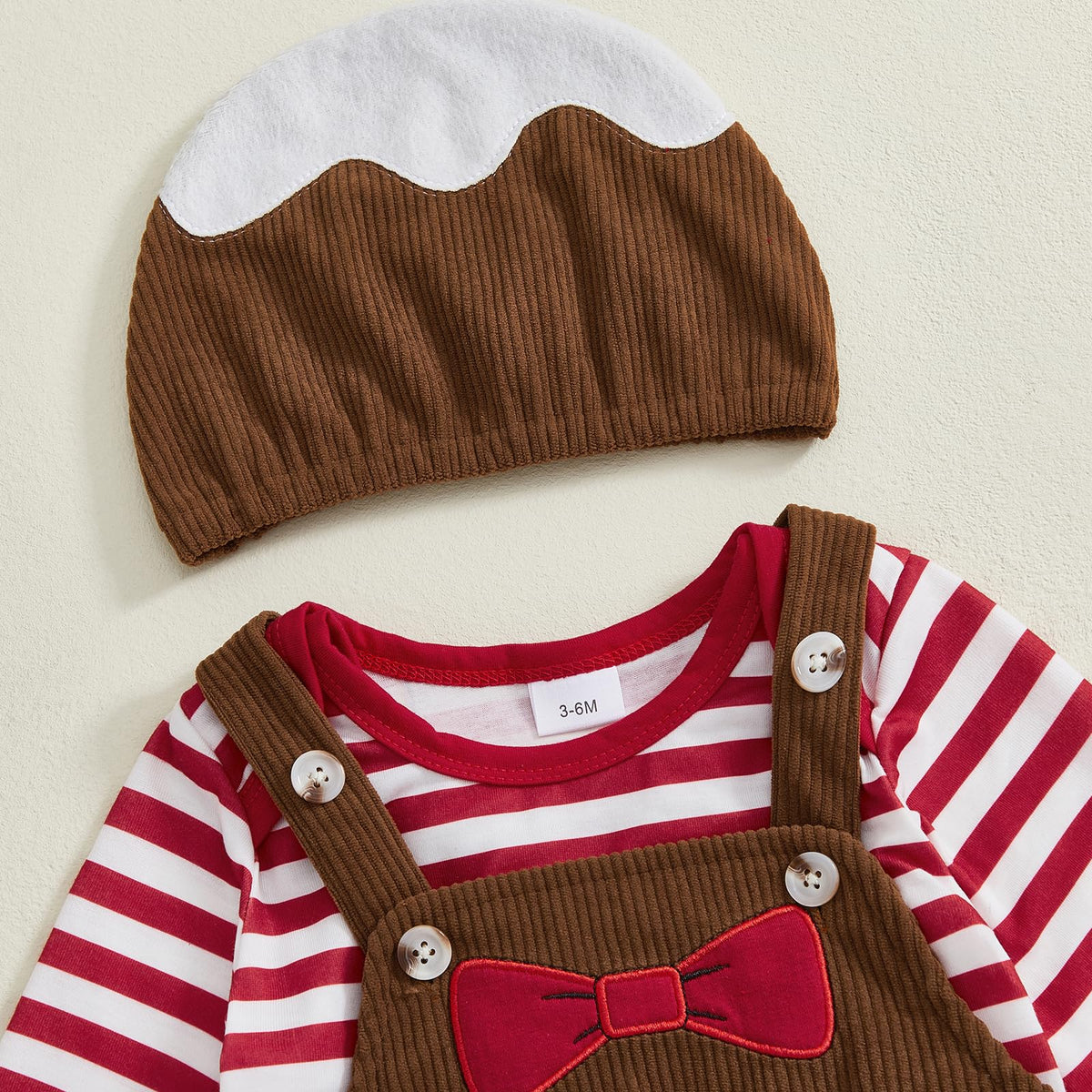 Gingerbread Pudding Boy Set | Conjunto 3 Piezas Bebé — Body Rayas Rojo + Overol Pana Café + Moño Rojo + Gorro Pudding