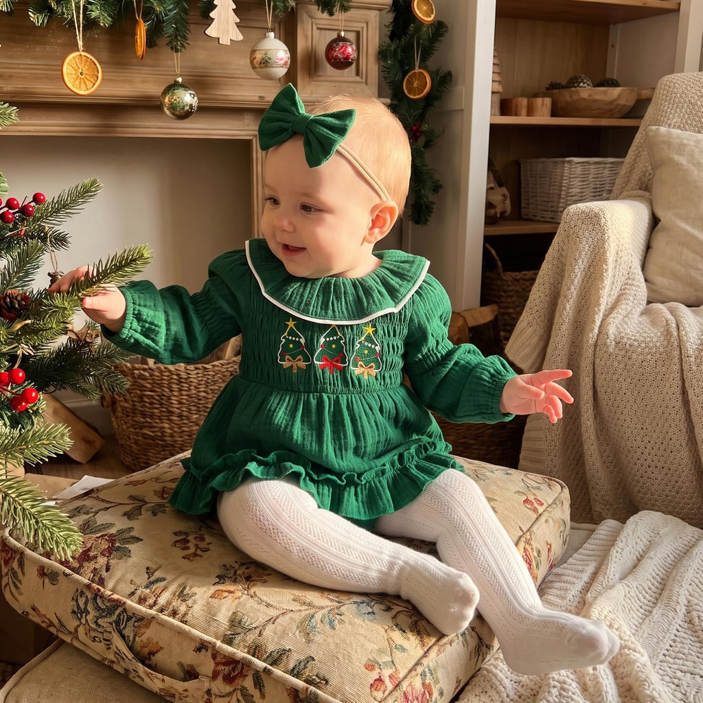 Christmas Tree Smocked Romper | Mameluco Vestido Verde Bebé Niña — Cuello Muñeca + Mangas Abombadas + Árboles Bordados + Diadema