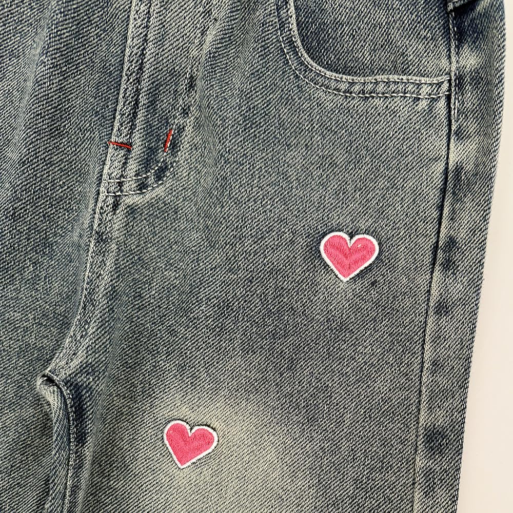 Conjunto 2 Piezas para Niña: Suéter Fucsia con Corazón de Lentejuelas y Jeans con Corazones Bordados