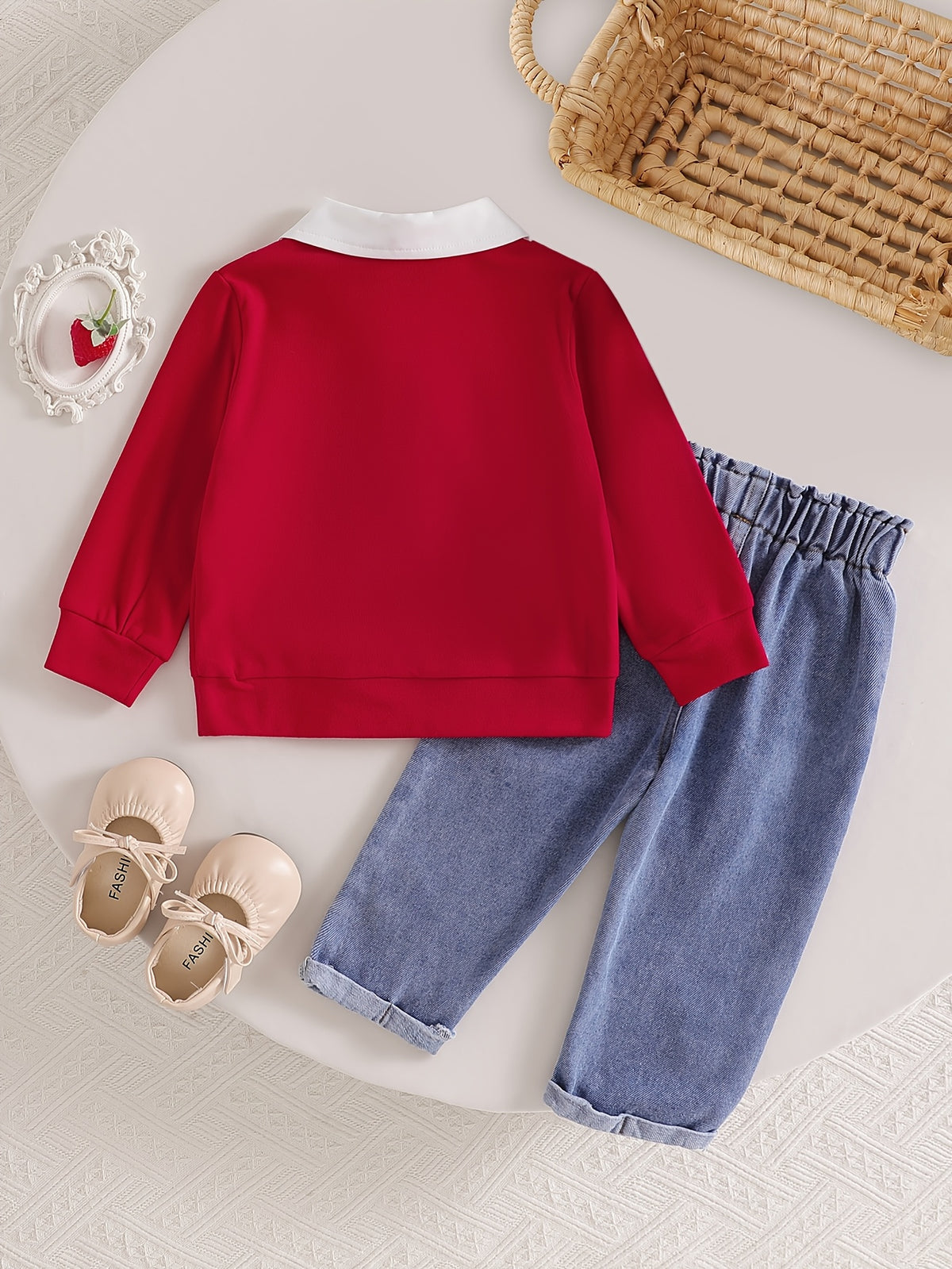 Conjunto de 2 Piezas para Niña: Top Rojo Estilo Falso Dos Piezas con Cuello en V y Jeans con Bordado de Fresas (Estilo Preppy) (6M - 3Y)