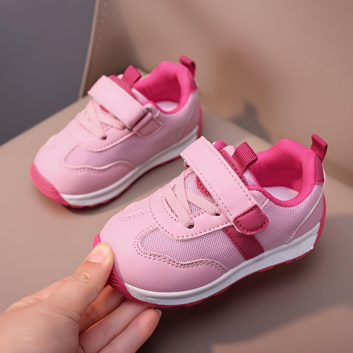 Zapatillas Deportivas de Malla Transpirable para Bebés y Niños Pequeños en Color Rosa con Cierre de Contacto y Suela Antideslizante (Ideales para Primeros Pasos) (Talla 20 - 25)
