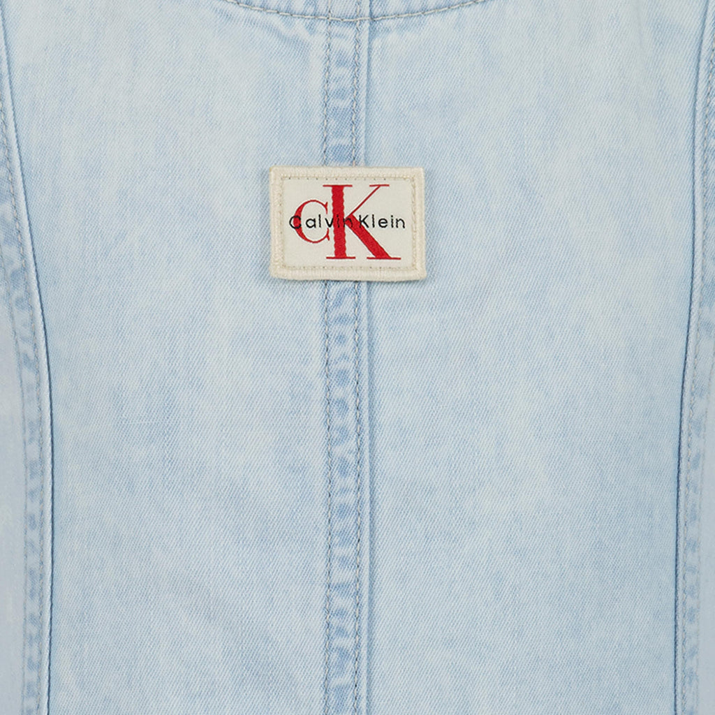 Calvin Klein Jeans Vestido Denim Niña | Azul Blanqueado • Manga Casquillo • Parche Logo CKJ • Silueta Acampanada