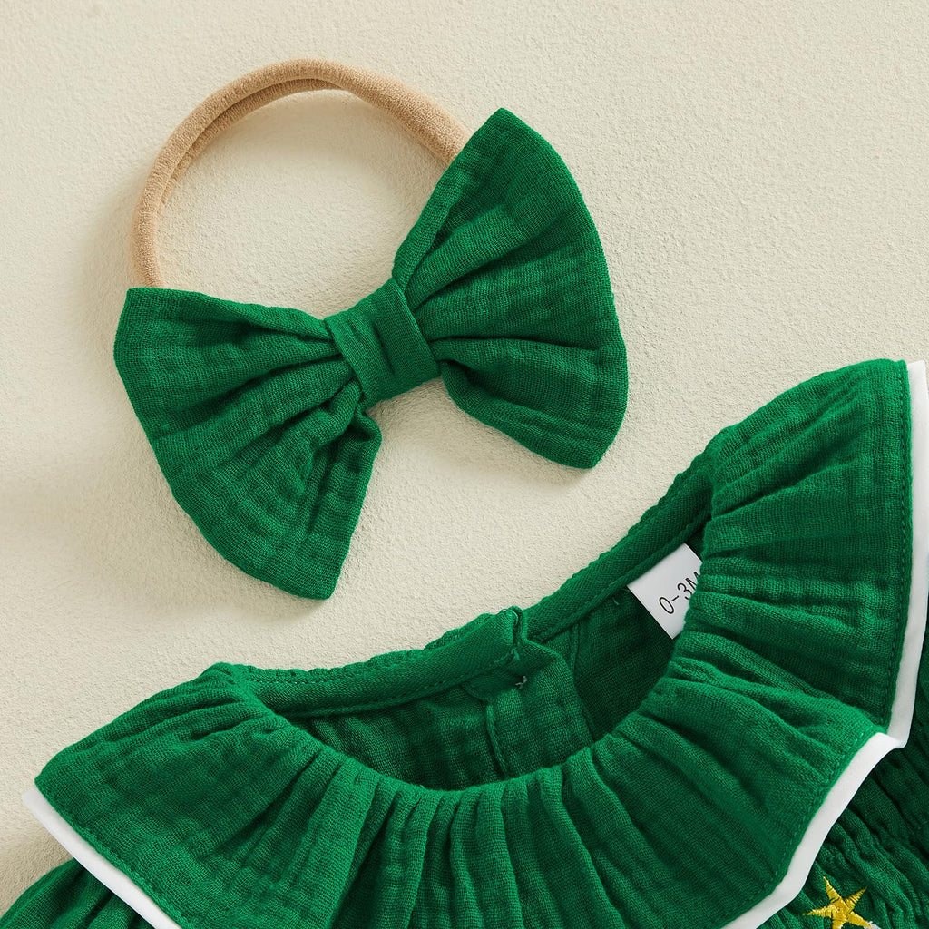 Christmas Tree Smocked Romper | Mameluco Vestido Verde Bebé Niña — Cuello Muñeca + Mangas Abombadas + Árboles Bordados + Diadema