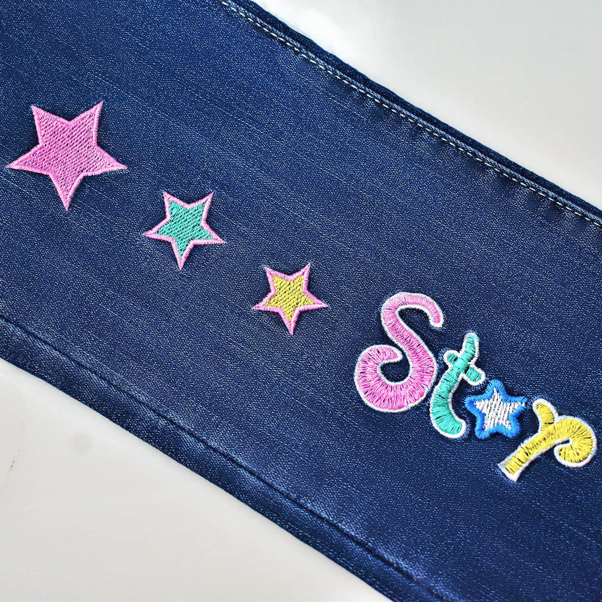 Jean Recto Tiro Alto Niña | Azul Marino Oscuro • Apliques Arcoíris Lentejuelas • Estrellas Multicolor
