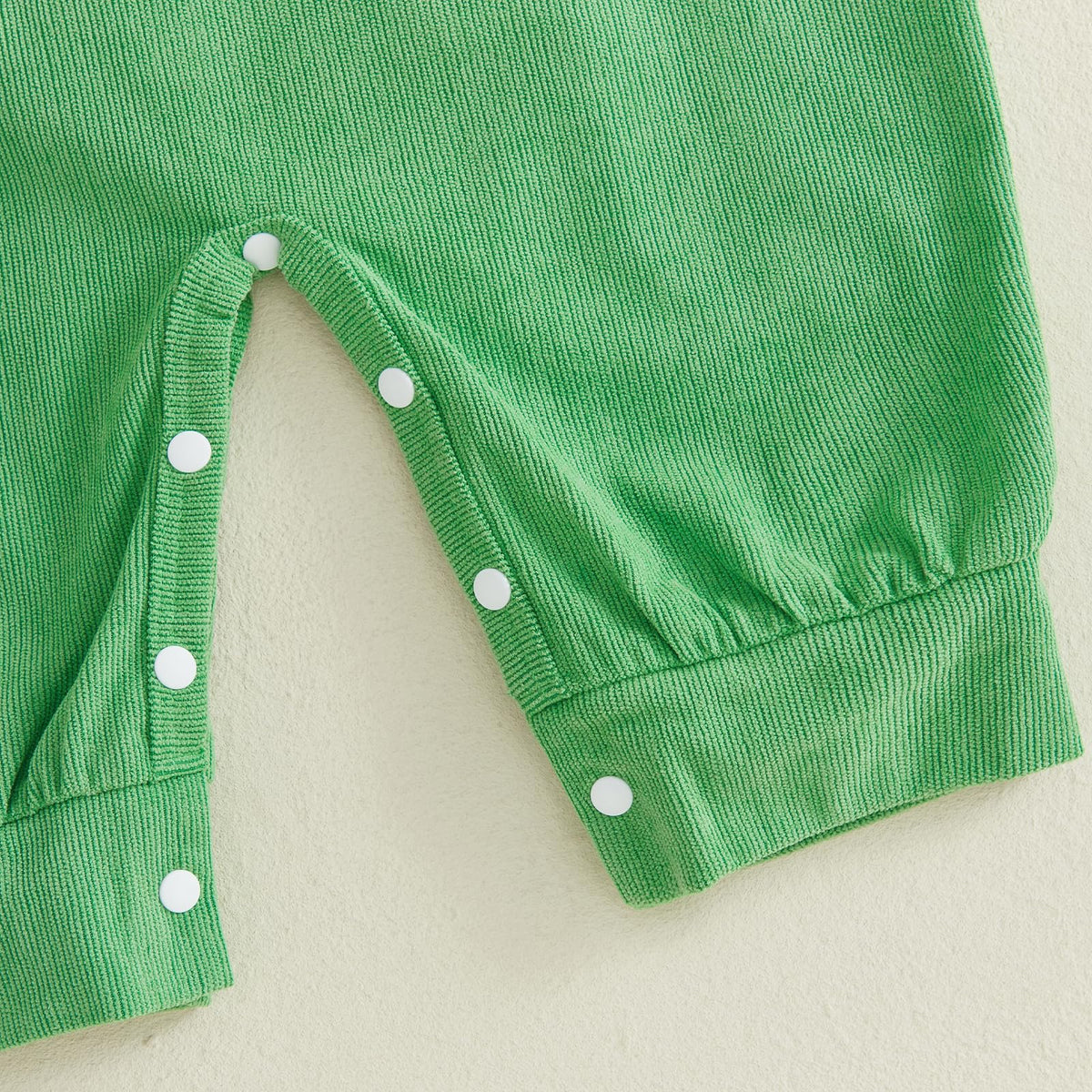 The Baby Who Stole Christmas | Conjunto 3 Piezas Bebé — Body Crema + Overol Verde + Gorro Papa Noel
